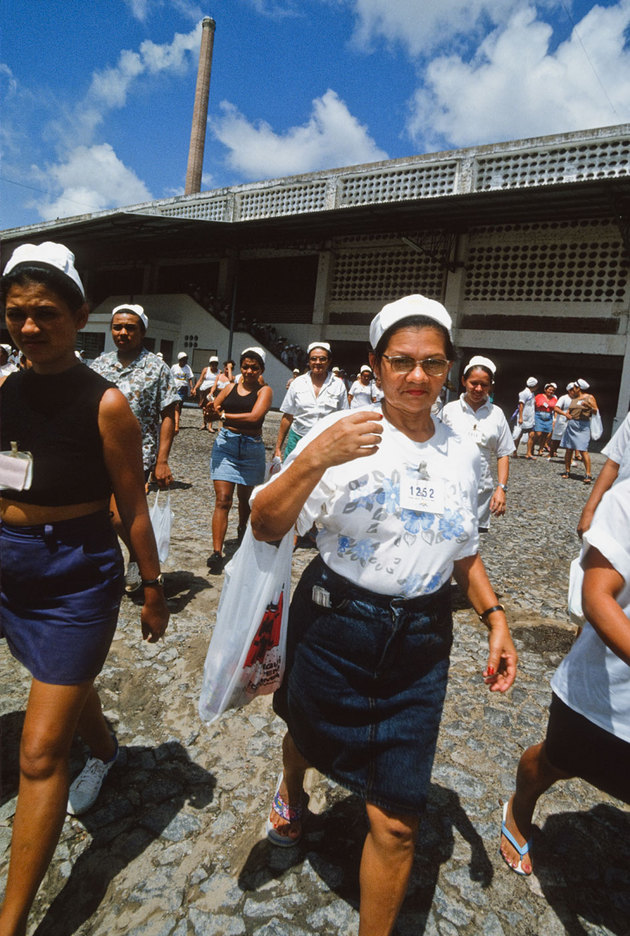 Brazilian factory workers leaving at the end of their shift : BUSINESS & INDUSTRY : Viviane Moos |  Documentary Photographer